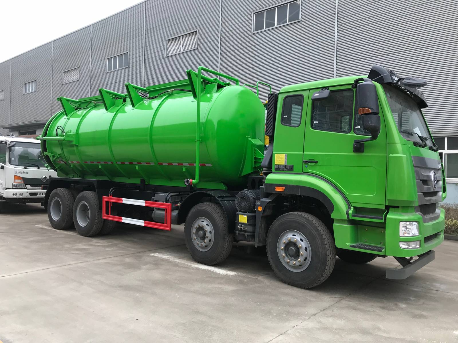 重汽豪瀚前四后八20.4方吸污车