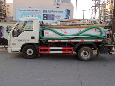 吸污车