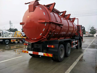 既能办营运证又能享受免征的吸污车--新疆重汽前四后八吸污车